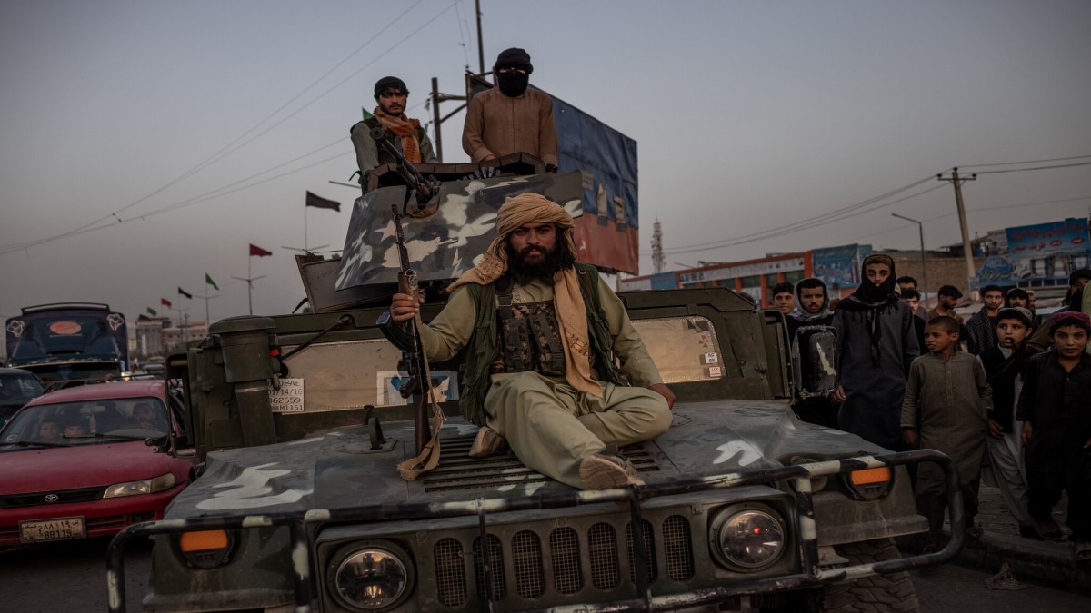Combatientes talibanes el domingo en Kabul, en un Humvee arrebatado a las fuerzas afganas.Jim Huylebroek para The New York Times